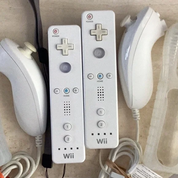 Nintendo Wii Remotes & Nunchuk Official OEM Authentic Controllers Lot Of 4 White - Picture 2 of 2